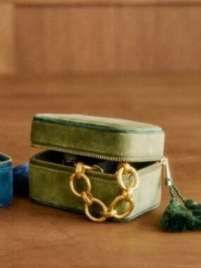 Brand new Sezane jewelry box travel case zip up green velvet
